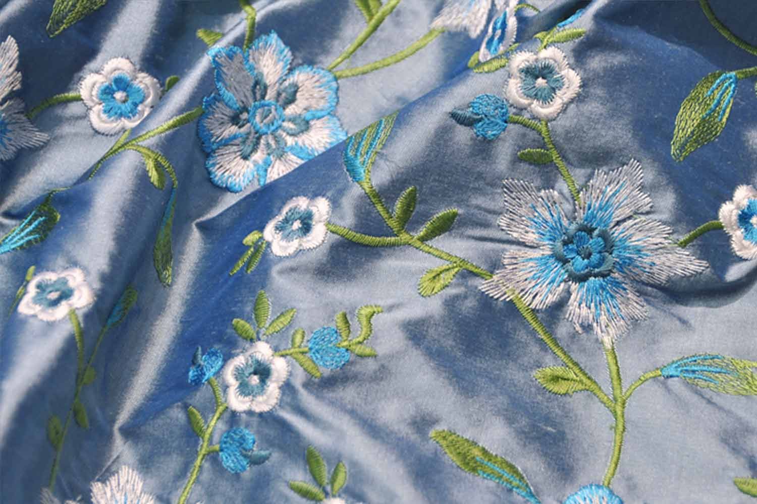 bestickte Dupionseide Blauton mit Blumen
